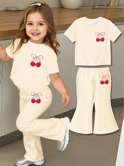 SHEIN Conjunto de ropa para sesión de fotos de bebé niña con estampado de cerezas en crema amarillo y rosa retro con lazo, conjunto de camiseta de manga corta de cuello redondo y pantalones acampanados casual y sencillo, adecuado para primavera/verano