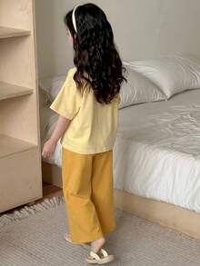 Dazy Kids Bộ 2 món cho bé gái (size nhỏ): Áo thun tay ngắn cổ tròn in họa tiết toàn thân + Quần in họa tiết toàn thân, thích hợp mặc nhà mùa hè. - Màu vàng - Xem 2