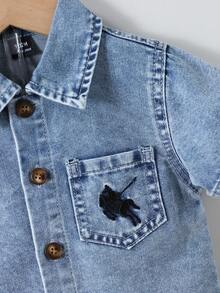 SHEIN Playful Pals 男婴牛仔两件套，夏季假日新品，复古中蓝色，休闲舒适可爱风格，经典翻领+全扣单排扣设计，方便穿脱；短袖+宽松直筒版型，左胸弧形口袋，实用百搭；左胸领口饰有骑士主题刺绣，尽显童趣可爱，宽松直筒短裤 - 淺色水洗藍 - 查看 5