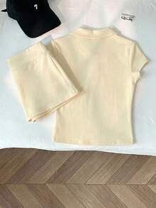 Flirla Ensemble t-shirt ajusté à col polo et mini-jupe-short taille basse minimaliste et décontracté pour femme, avec broderie de cheval - Jaune clair - Voir 3
