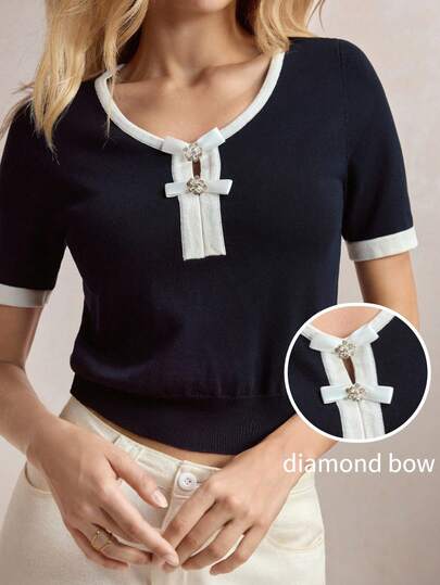 BizChic 春夏新款藏蓝色和白色撞色滚边设计前半拉链蝴蝶结装饰针织上衣，优雅职场之选