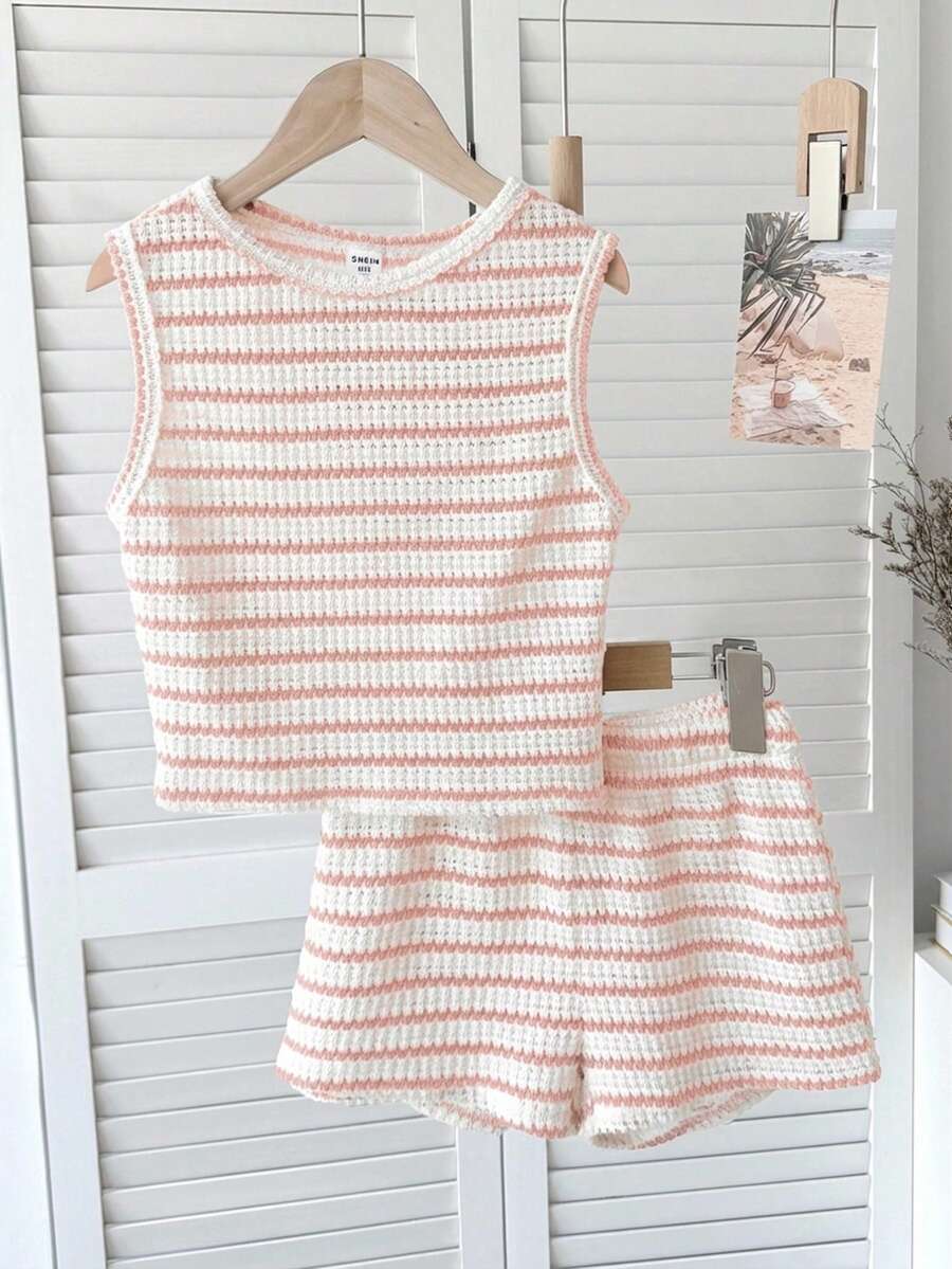 SHEIN Conjunto de top sin mangas y pantalones cortos de rayas con cuello redondo, cómodo, de estilo minimalista y texturizado en rosa y blanco para niñas/adolescentes - Rosa - Ver 1