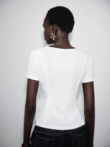 Lumivelle 弹力针织修身纯色圆领短袖荷叶边下摆A字休闲优雅通勤简约浪漫春夏女式常规T恤 - 白色 - 查看 2