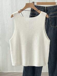 SHEIN Franclia Áo len cổ chữ V kiểu vintage, thích hợp mặc đi làm, phối đồ nhiều lớp. Thiết kế cổ chữ V nổi bật với khuy cài, họa tiết gân dọc, kiểu dáng tối giản nhưng vẫn thu hút ánh nhìn. Chất liệu vải dệt kim cao cấp, mềm mại và thân thiện với da, nhẹ nhàng và không gây khó chịu. Kiểu dáng rộng rãi, thoải mái, phù hợp cho đi làm, hẹn hò và mặc thường ngày. - trắng - Xem 2