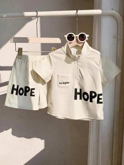 SHEIN 男童休闲字母印花短袖T恤短裤套装（2件套），轻便时尚，适合幼儿男童，可用于返校、生日派对、日常穿着、上学、旅行、运动、春夏季节等场合。
