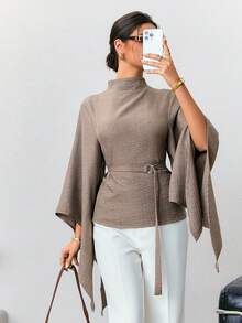 Ritzy Row 女士漏斗领休闲纯色衬衫，杏色，适合职场和办公室穿着，半高领，不对称袖口设计，喇叭袖，休闲衬衫，女士上衣，简约设计，收腰，日常衬衫，休闲上衣，适合办公室、通勤、夏季穿着，端庄得体。 - 棕色 - 查看 4