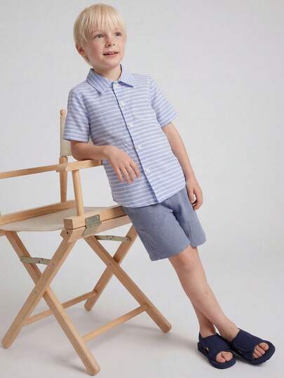 Maija Kids Maija Kids 两件套男童休闲度假优雅都市学院风蓝白条纹Polo衫和蓝色短裤套装，适合日常休闲、旅行、聚会、度假、春夏季节穿着。