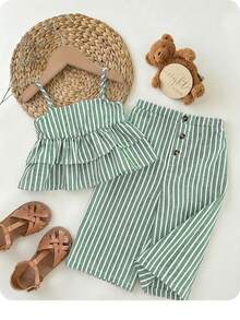 SHEIN 这款两件套可爱女婴休闲简约条纹背心裤套装适合生日派对、聚会、表演、婚礼、洗礼、开幕式、日常穿着、上学、郊游以及春夏季节。 - 綠色 - 查看 8