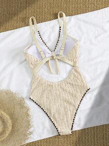 Swim Vcay 这款女士度假沙滩波西米亚风连体泳衣采用3D褶皱纹理面料，V领设计，正面系带，肩带可调节，并饰有撞色波浪花边。露背设计，适合水上运动和沙滩活动，是春假和夏季度假的理想之选。钩针编织风格泳衣。度假系列泳衣 - 杏色 - 查看 5
