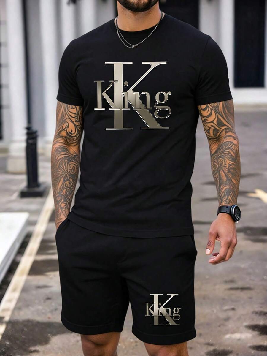 Manfinity Homme Bộ đồ nam thường ngày gồm áo thun ngắn tay in chữ và quần short.