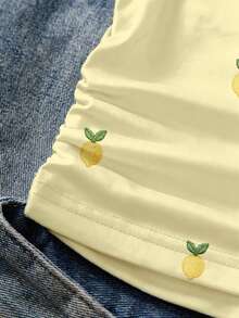 SHEIN Áo camisole màu vàng tươi mát và dịu nhẹ. Dây đeo vai tạo nên đường nét gọn gàng, thân áo được thêu họa tiết quả chanh nhỏ xinh, tựa như những chấm sáng lấp lánh trong mùa hè, sống động và tinh nghịch. Phần gấu áo được xếp ly nhẹ, không chỉ tôn lên vòng eo mà còn mang đến cảm giác thoải mái, dễ chịu, phù hợp cho những hoạt động thường nhật như ở nhà, đi mua sắm và uống trà chiều. Áo cũng có thể tỏa sáng trong những chuyến đi chơi mùa hè và những buổi gặp gỡ thân mật, như thể đang khoác lên mình làn gió mát và sự ngọt ngào của đầu hè. - Màu vàng - Xem 6