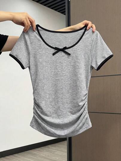 Camiseta casual de estilo callejero para niñas de SHEIN. Esta camiseta presenta un lazo tejido en la parte delantera, con un diseño de manga corta de hombros descubiertos, adecuada para actividades de ocio de verano, compras y sesiones de fotos.