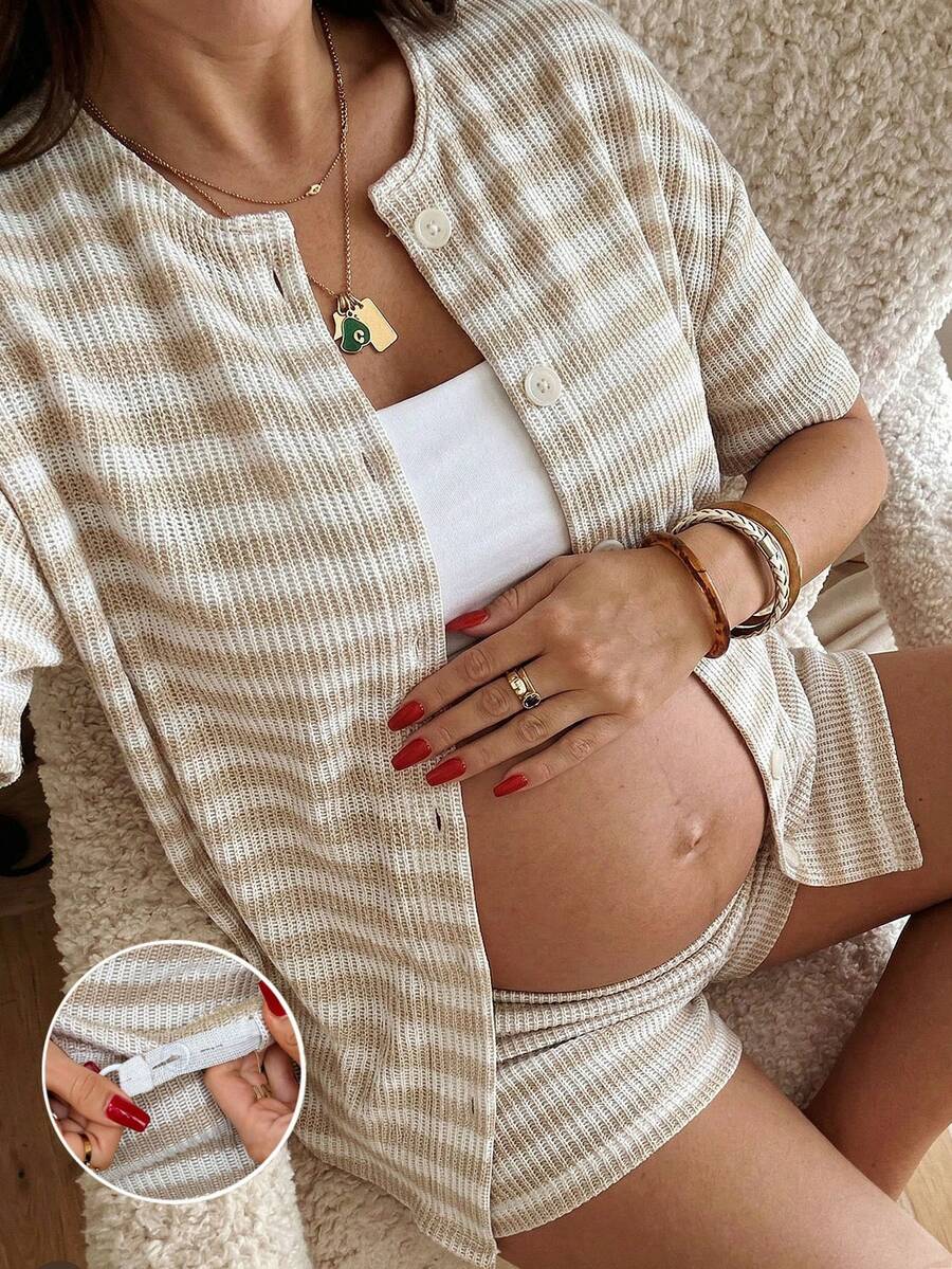 SHEIN Bộ đồ bầu 2 món gồm áo và quần short kẻ sọc kiểu dáng thường ngày. - Màu Khaki - Xem 1