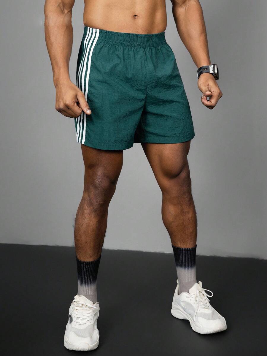 Acti Log Pantalones cortos deportivos casuales con rayas de contraste para hombres, pantalones cortos de gimnasio, pantalones cortos verde azulado, pantalones cortos deportivos con rayas, pantalones cortos deportivos duraderos con rayas verdes para hombres con bolsillos, ligeros - Verde - Ver 1