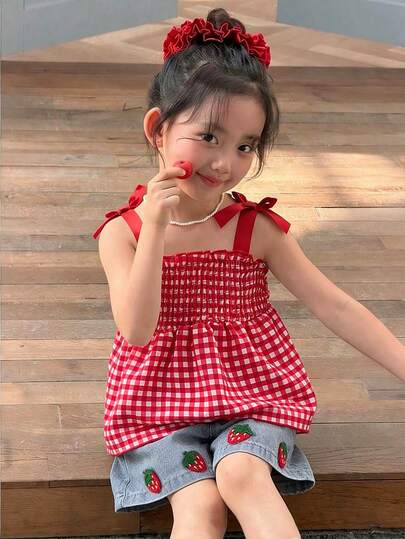 SHEIN Set de 2 piezas con top de tirantes a cuadros de estilo fresa y shorts vaqueros para niñas jóvenes, con estampado a cuadros rojo y blanco clásico, detalle de lazo, bordado de fresa, casual y cómodo para actividades al aire libre de primavera/verano
