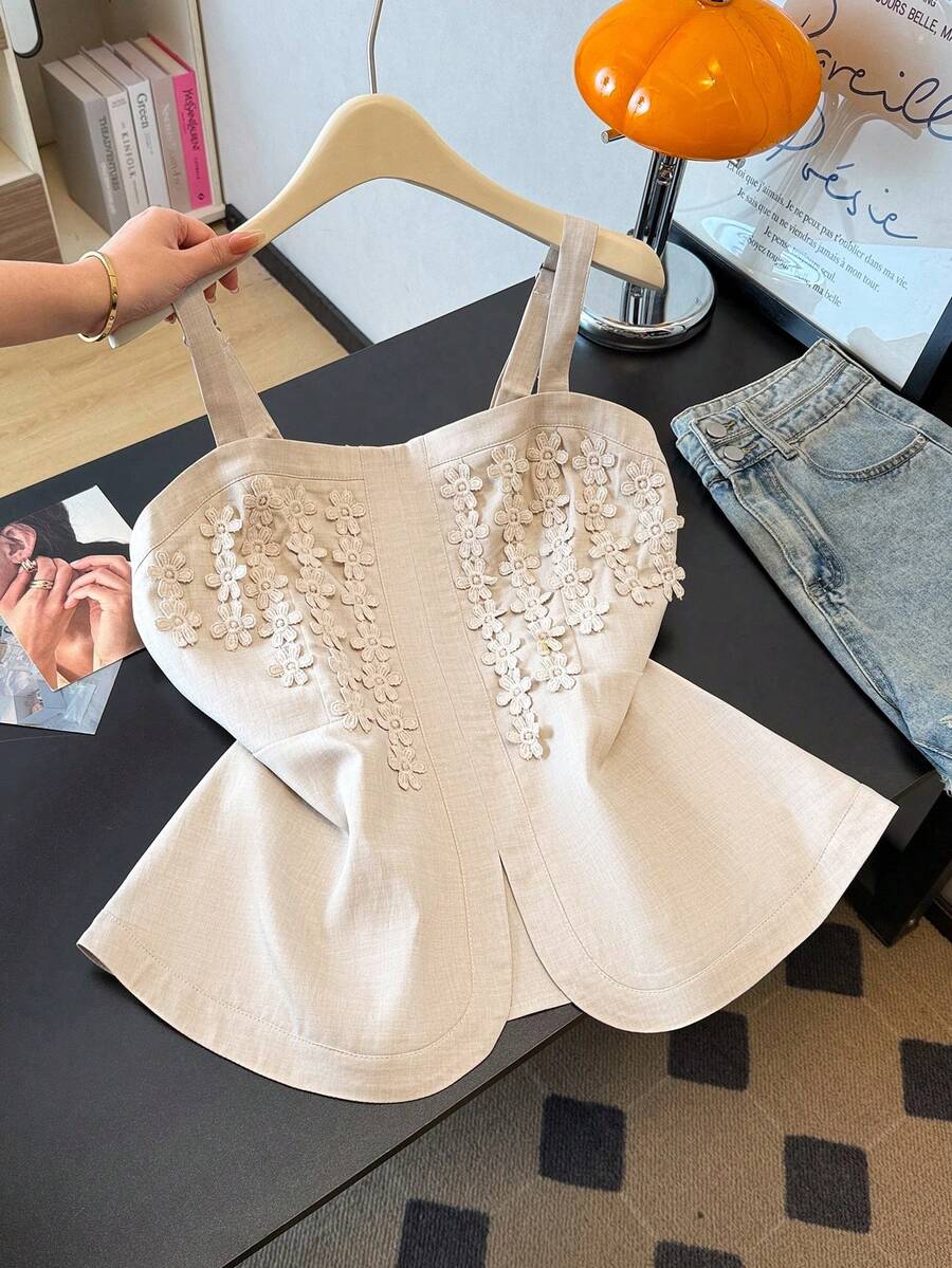 GlowEve CURVE Débardeur à ligne évasée avec fermeture éclair décorative, ourlet irrégulier, garniture en dentelle florale sur le buste et texture de faux denim, taille grande. Élégant pour les sorties, les déplacements, les rendez-vous, les fêtes, le thé de l'après-midi - Nude - Voir 1
