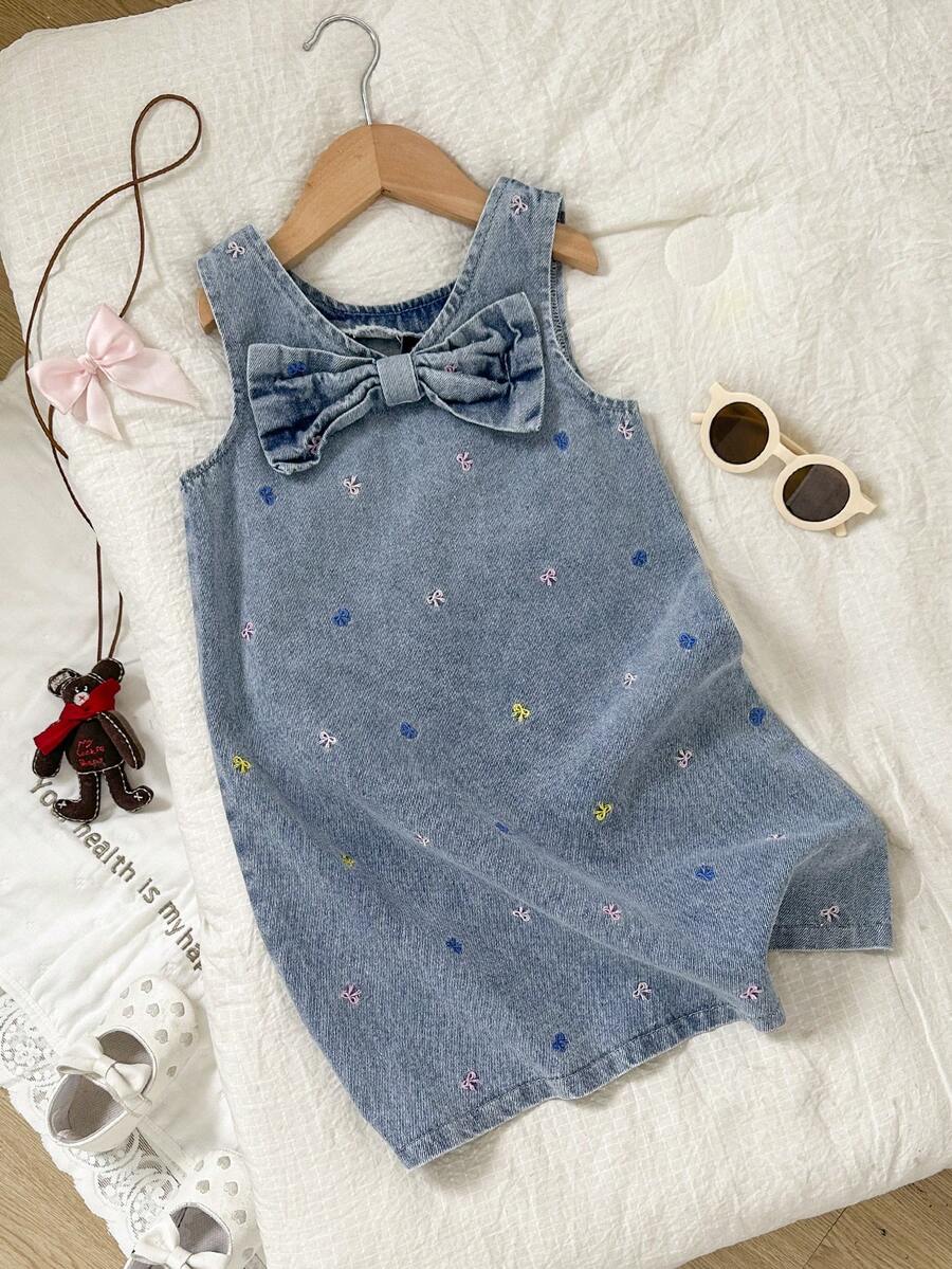SHEIN Playful Pals 女童可爱蝴蝶结刺绣牛仔连衣裙,春夏轻薄水洗中蓝色牛仔布,甜美可爱休闲度假时尚设计,个性百搭基础款简约可爱蝴蝶结刺绣无袖立体蝴蝶结装饰无袖牛仔无弹力连衣裙,柔软舒适的棉质牛仔无弹力面料,适合日常外出、聚会、上学通勤,2025春秋新款 - 中等水洗藍 - 查看 1