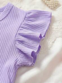 SHEIN Vintaside Kids Bộ 2 món áo thun cổ tròn tay bèo kẻ sọc và quần in hoa cho bé gái, quần áo trẻ em, trang phục trẻ sơ sinh, áo trẻ sơ sinh, thích hợp cho tiệc tùng, kỳ nghỉ, họa tiết thỏ và hoa, phong cách đồng quê, thích hợp cho mùa hè - Màu tím - Xem 5