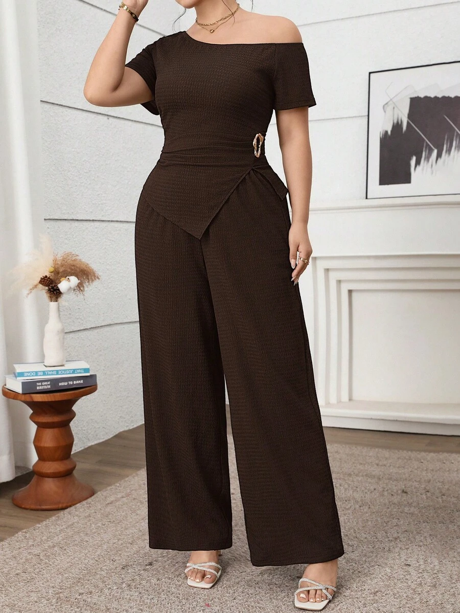 Modelyn 大尺碼女款優雅棕色夏季純色不對稱領金屬裝飾抓皺修身上衣與寬腿褲兩件套,適合春季、秋季 - 咖啡棕 - 查看 1