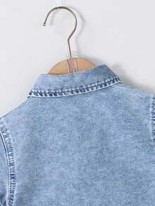 SHEIN Playful Pals 男婴牛仔两件套，夏季假日新品，复古中蓝色，休闲舒适可爱风格，经典翻领+全扣单排扣设计，方便穿脱；短袖+宽松直筒版型，左胸弧形口袋，实用百搭；左胸领口饰有骑士主题刺绣，尽显童趣可爱，宽松直筒短裤 - 淺色水洗藍 - 查看 4