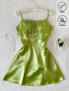 Comfortcana Đầm ngắn satin phối hạt cườm và tua rua màu xanh lá cây mới cho nữ mùa Xuân/Hè 2026, thích hợp cho mùa Đông, Lễ Phục Sinh, Tiệc tùng, Đi biển, Đám cưới, Lễ tốt nghiệp, Thanh lịch, Thường ngày, Kỳ nghỉ, Thể thao, Trang trọng, Phong cách Y2K, Công sở, Đính sequin, Tua rua, Bèo nhún, Hoa, Họa tiết đồ họa. - màu xanh lá - Xem 1