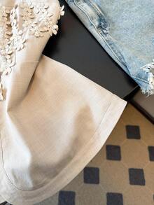 GlowEve CURVE Débardeur à ligne évasée avec fermeture éclair décorative, ourlet irrégulier, garniture en dentelle florale sur le buste et texture de faux denim, taille grande. Élégant pour les sorties, les déplacements, les rendez-vous, les fêtes, le thé de l'après-midi - Nude - Voir 4