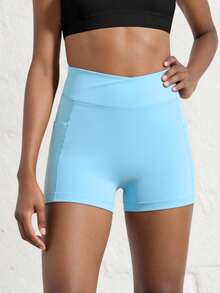 Quần short nữ màu trơn dáng casual dành cho bé gái tuổi teen, thiết kế cạp chéo và có túi, được làm từ chất liệu co giãn 4 chiều giúp tôn dáng và thoải mái vận động, hoàn hảo cho đạp xe, chạy bộ, tập gym và mặc hàng ngày năng động. - Màu xanh lam - Xem 5