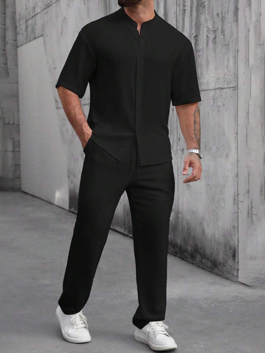 Manfinity CasualCool 男士纯色舒适面料短袖衬衫搭配抽绳松紧腰长裤，适合男士休闲度假、朋友聚会、派对、鸡尾酒会、沙龙、日常办公、简约商务等场合，尤其适合春秋季节，自用或送礼皆宜。 - 黑色 - 查看 1