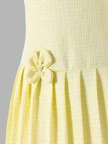 SHEIN Vestido azul-celeste para meninas pré-adolescentes com gola Peter Pan, estampa floral 3D e cintura marcada. Elegante e versátil, confortável para passeios, férias e encontros familiares. - Amarelo - Ver 5