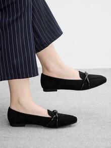 CUCCOO BIZCHIC 女士方头平底鞋，亮面交叉绑带设计，舒适柔软鞋底，复古风格绒面革，适合日常通勤和办公场合。 - 新黑色 - 查看 2