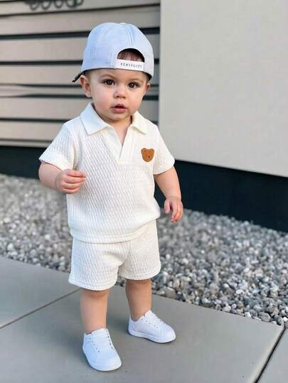 SHEIN Conjunto de verano verde para niño pequeño, con parte superior de manga corta con cuello y pantalones cortos a juego, de estilo minimalista sin gráficos, corte holgado, adecuado para juegos al aire libre, uso casual en casa, deportes ligeros