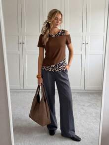 SHEIN LUNE Camiseta casual de mujer con estampado de leopardo y hombros descubiertos, para verano - Marrón - Ver 2