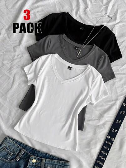 韩版修身V领短袖T恤，黑白百搭色，柔软亲肤，垂坠感舒适，可单穿打造简约造型，也可内搭外套，是夏季衣橱的百搭必备单品。