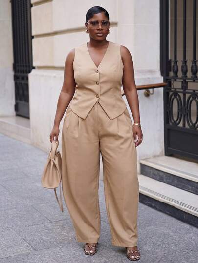 Veslaya 2026春夏大码女装，适合音乐节、复活节、西部风、游牧风、生日派对、毕业典礼、大学、学生、日常休闲、基础款、休闲、度假、邮轮、海滩、日光浴、热门单品、街头风、婚礼宾客、通勤、早午餐、机场、派对、假日郊游、优雅晚宴、舞会、休闲、精致卡其色V领背心和锥形裤两件套，米色职业装，适合曲线身材的女士，适合高个子女性，适合办公室穿着，大码女装。