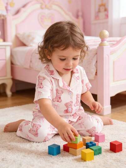 女婴两件套翻领开衫短袖长裤睡衣套装，卡通熊蝴蝶结图案，面料柔软舒适，夏季款