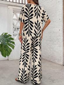 SHEIN Clasi 女士优雅V领上衣和阔腿裤两件套，树叶印花 - 卡其色 - 查看 2