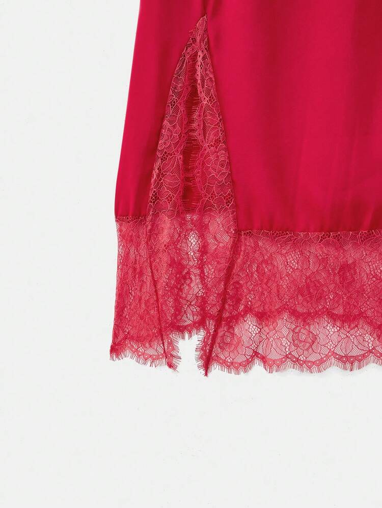 Robe mi-longue en satin rouge et dentelle avec ourlet en dentelle, look élégant pour soirée