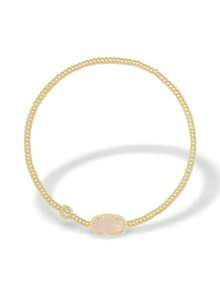 Kendra Scott 这款格雷森玫瑰石英金色弹力手链，以其标志性的宝石形状和恰到好处的闪耀光泽，轻松融入您的日常叠戴造型——我们相信您也会爱上它。最棒的是，它的设计适合任何手腕尺寸。未拉伸周长 6.5 英寸。链节尺寸：长 0.41 英寸 x 宽 0.22 英寸。 - 金色 - 查看 2