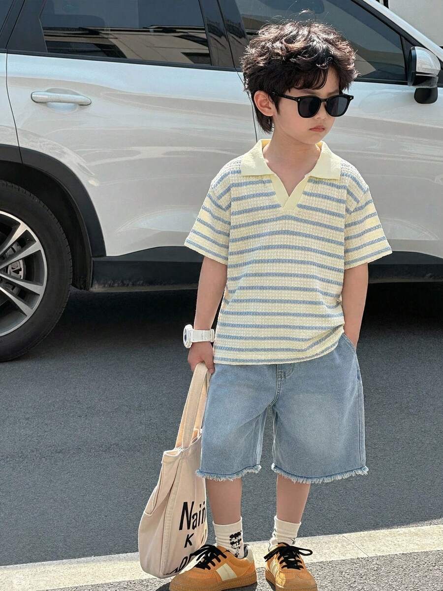 SHEIN Streecool Kids 这款男童休闲学院风华夫格条纹V领短袖POLO衫,适合4-7岁男孩春夏穿着。这款阳光男孩POLO衫既适合上学,也适合居家穿着。无论上学还是在家,男孩们都可以穿着这件休闲、舒适又时尚的POLO衫。这款上衣百搭,适合男孩们的日常生活和聚会场合。让男孩们保持时尚舒适,充满活力,无论是在与家人共度时光还是其他场合! - 藍白色 - 查看 1