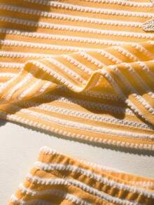 Sparklyn Bộ đồ lót nữ phong cách Y2K màu vàng trắng kẻ sọc, 2 món/set, thêu hình sao biển 3D, chất liệu vải họa tiết bong bóng, áo ống có dây đeo ẩn + quần short, mềm mại và thoải mái, phong cách ngọt ngào cho kỳ nghỉ hè trên bãi biển. - trái cam - Xem 3