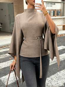 Ritzy Row 女士漏斗领休闲纯色衬衫，杏色，适合职场和办公室穿着，半高领，不对称袖口设计，喇叭袖，休闲衬衫，女士上衣，简约设计，收腰，日常衬衫，休闲上衣，适合办公室、通勤、夏季穿着，端庄得体。 - 棕色 - 查看 1