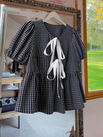 Sweetra Camisa xadrez feminina estilo japonês, fofa e delicada, ideal para férias e verão. Perfeita para mulheres de baixa estatura, ideal para faculdades e faculdades. Blusa curta xadrez com decote redondo, laço e modelagem solta.