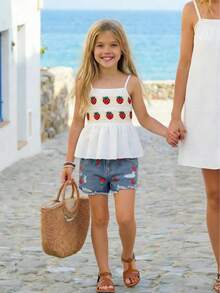 SHEIN Vintaside Kids Bộ đồ hai mảnh cho bé gái màu mơ, gồm áo hai dây xếp ly hình dâu tây và quần short denim rách màu xanh dương, kèm thắt lưng kẻ caro, phong cách tối giản, đa năng cho mùa hè. - Màu xanh lam - Xem 7