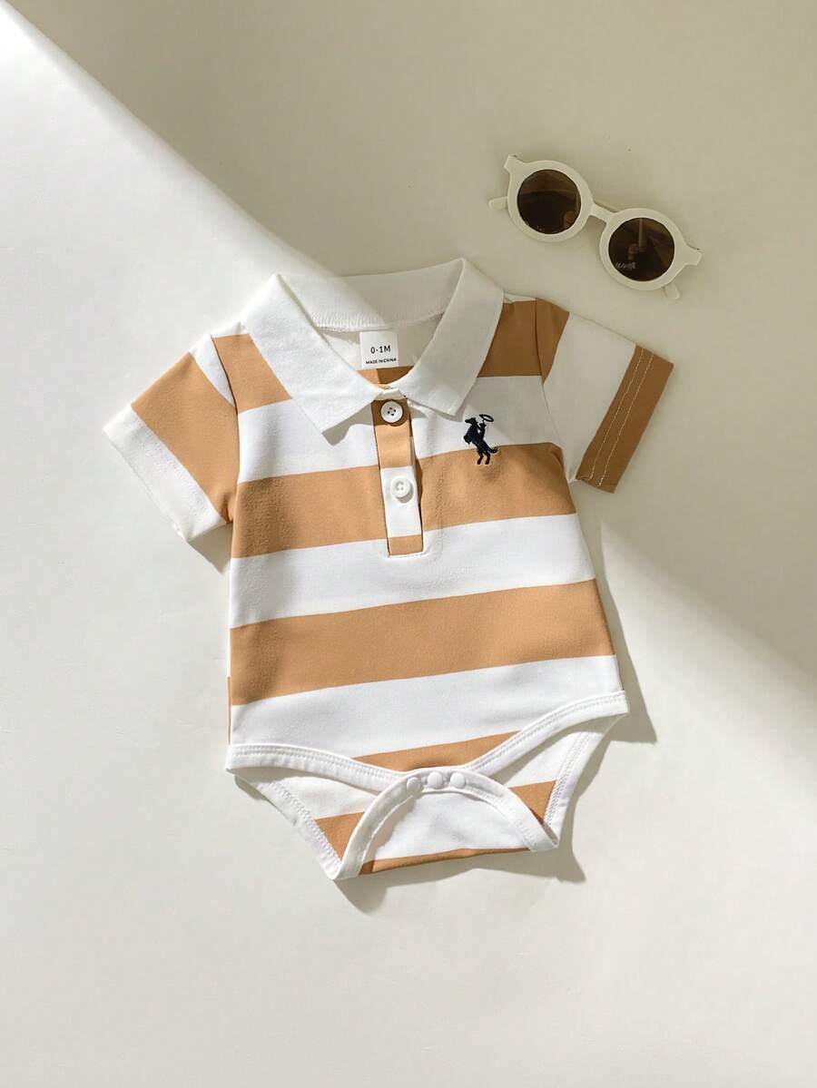 SHEIN Playful Pals 幼儿男童夏季短袖翻领连体衣,罗纹翻领设计,穿着舒适,不易变形,经典蓝白条纹图案,简约大方,前开襟纽扣,裆部开口设计方便穿脱,胸前刺绣骑马图案,精致可爱,适合洗礼、婚礼、派对、正式场合、摄影、度假、上学、鸡尾酒会、生日和日常穿着。 - 棕色 - 查看 1