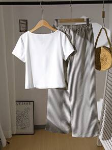 Conjunto de camiseta de manga corta blanca con cuello redondo bordada y pantalones de pierna ancha con estampado de rayas para adolescentes - Blanco y Negro - Ver 2