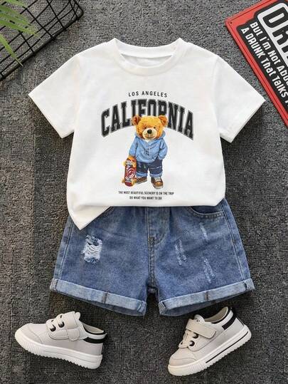SHEIN Conjunto de 2 piezas para niño bebé: Camiseta de manga corta de cuello redondo cómoda y casual con estampado de letra y oso de dibujos animados lindo + Pantalones cortos de mezclilla azul claro, adecuado para uso diario, vacaciones, deportes, salidas, escuela, fiestas, días festivos, actuaciones, sesiones de fotos, primavera y verano