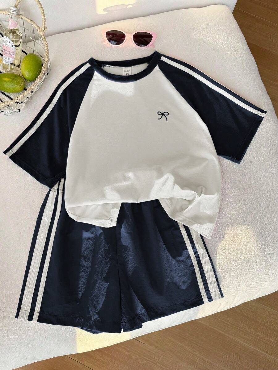 SHEIN 少女撞色短袖T恤短裤套装,运动风,粉色和深绿色,宽松贴身设计,轻薄面料,适合日常穿着、休闲运动或搭配。 - 藏蓝色 - 查看 1