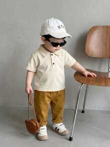 SHEIN Playful Pals 幼童短袖 Polo 衫與水洗牛仔褲套裝 米色秋季休閒 親子穿搭 精緻條紋領 淡藍色牛仔短褲 日常款 - 杏色 - 查看 3