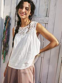 SoleilVie 女士波西米亚风夏季度假镂空蕾丝拼接荷叶边后背纽扣闭合露背宽松无袖透气白色棉质背心 - 米色 - 查看 7