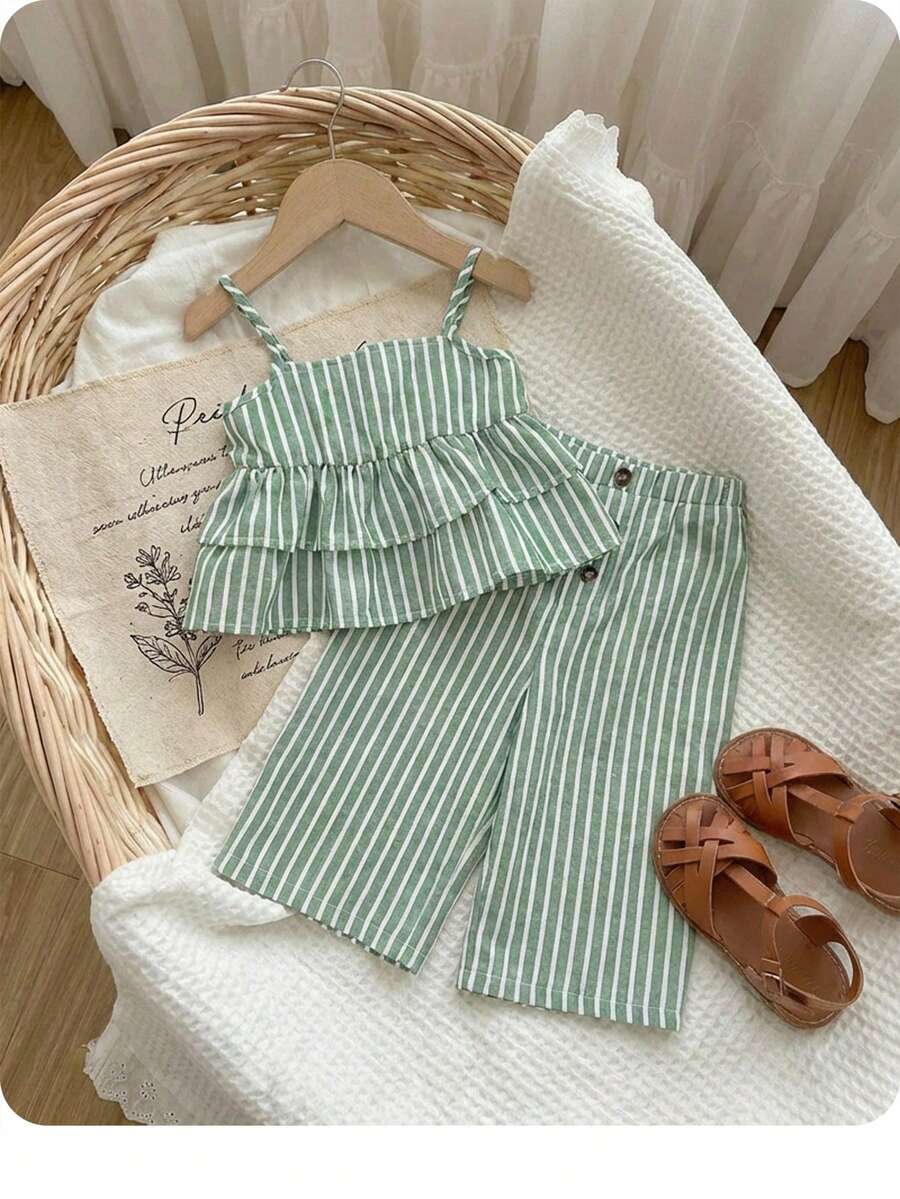 SHEIN 这款两件套可爱女婴休闲简约条纹背心裤套装适合生日派对、聚会、表演、婚礼、洗礼、开幕式、日常穿着、上学、郊游以及春夏季节。 - 綠色 - 查看 1